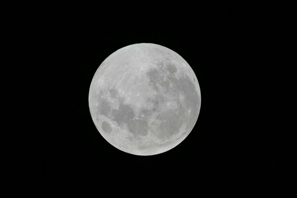 En la fase penumbral, la Luna entra en la zona de la penumbra, la parte exterior de la sombra de la Tierra. Este satélite empieza a oscurecerse con un efecto todavía sutil.