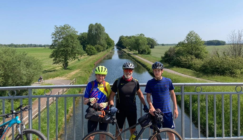 Esteban (derecha) era el último coequipero de los sesentones en bicicleta por Europa. les deja tristeza por el abandono, y una experiencia personal haberlo conocido mejor en estos días de travesía.
