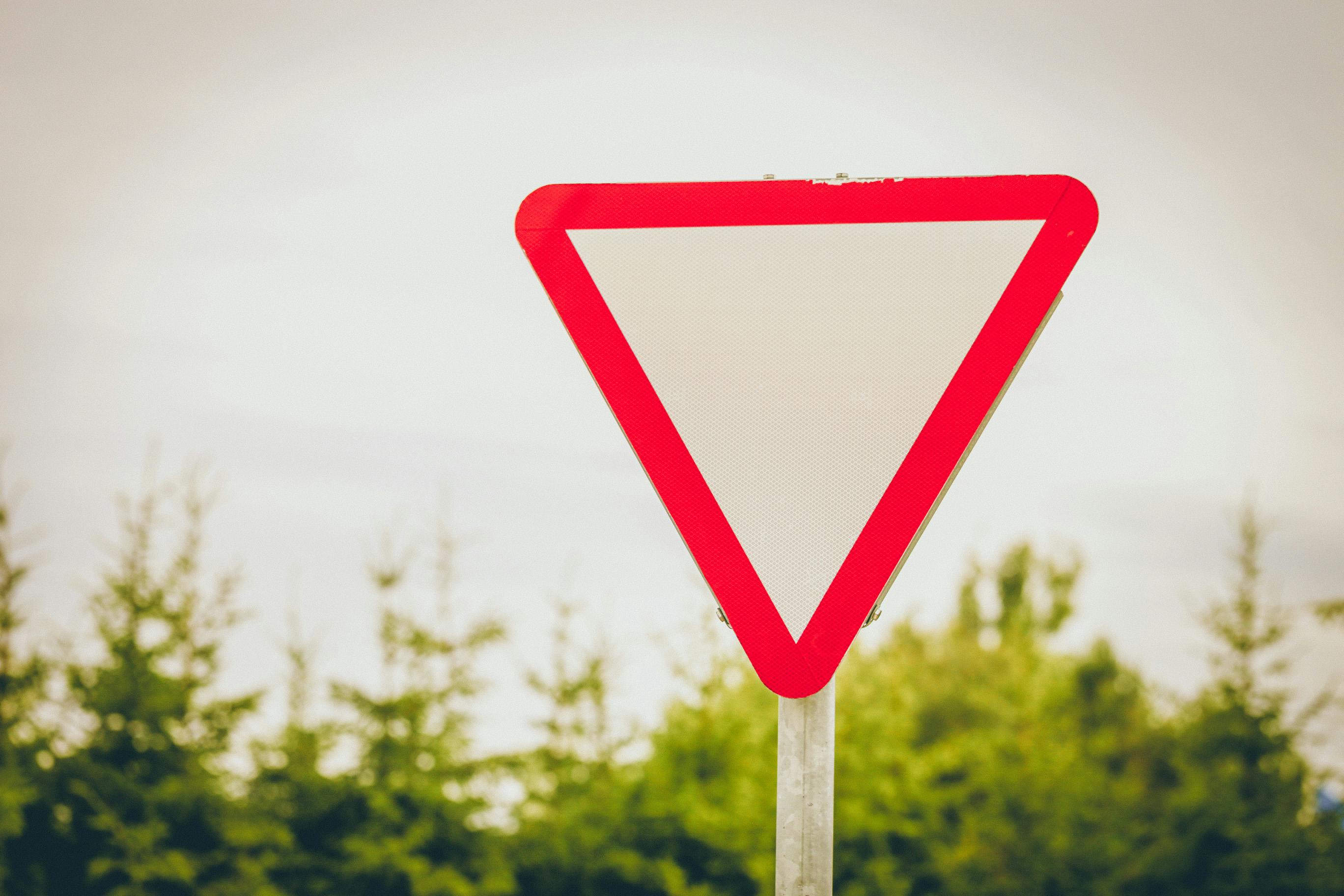 ¿Qué significa la señal de triángulo invertido, rojo y vacío y qué pasa si no se acata?