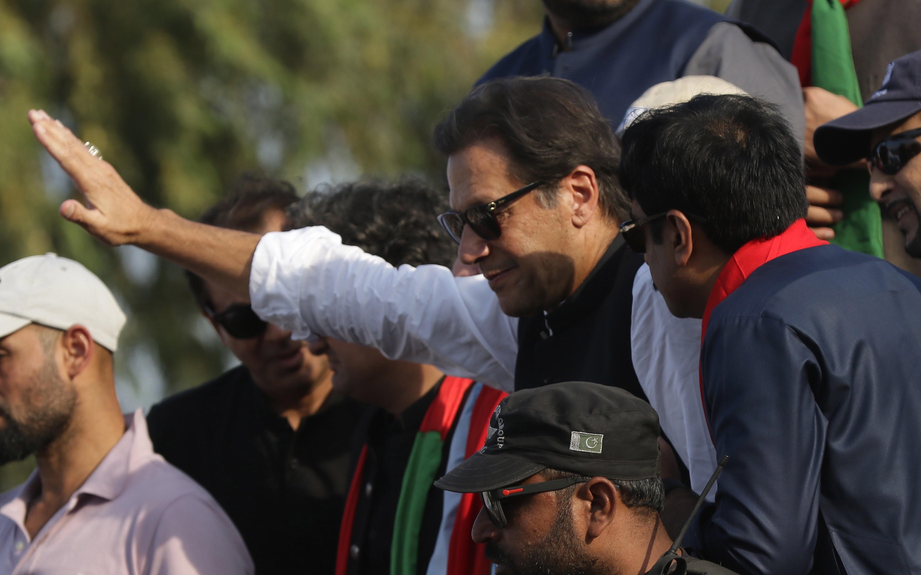 A Imran Khan, ex primer ministro de Pakistán, le dispararon en un mitin