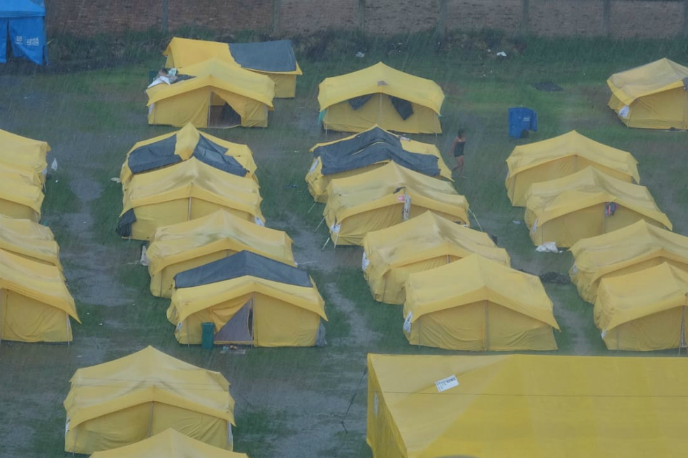 Tras fuertes lluvias, se presentó inundación en campamento de venezolanos
