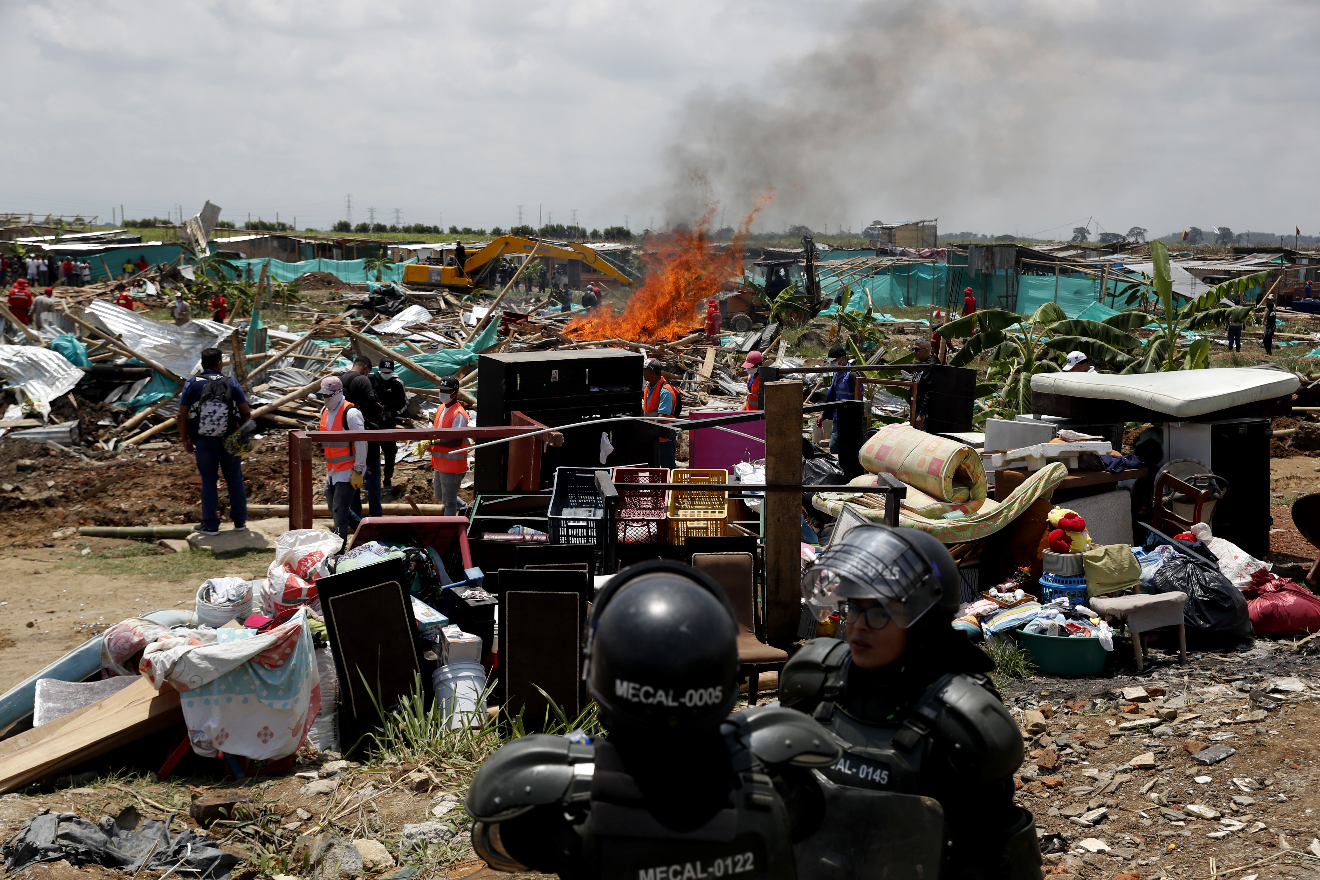 AME2592. CALI (COLOMBIA), 06/10/2022.- Funcionarios y autoridades realizan hoy el desalojo de un predio invadido por 1.500 familias, en el corregimiento Navarro en Cali (Colombia). El desalojo de unas 1.500 familias en el oriente de Cali, en una de las zonas de "invasión" más grandes de esa ciudad colombiana, provocó momentos de tensión este jueves entre los vecinos del asentamiento y las autoridades locales y fuerzas de seguridad. EFE/ Ernesto Guzmán