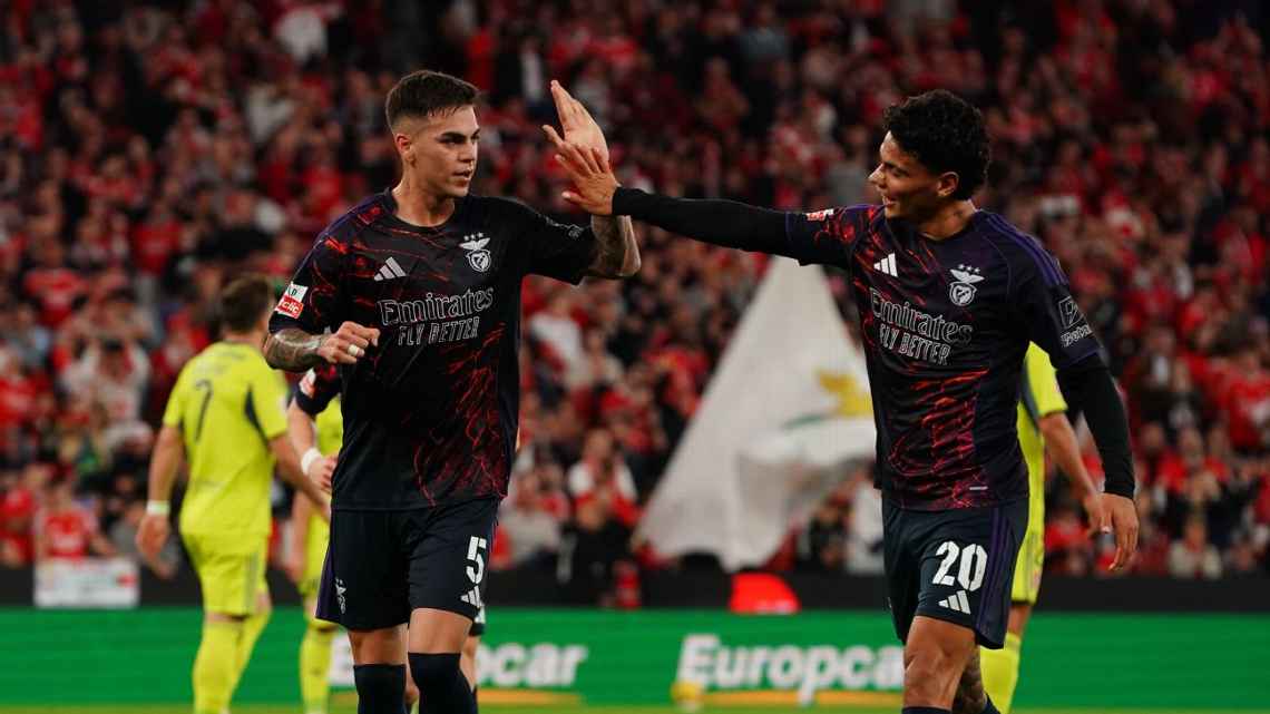 Richard Ríos (der.) celebra con Enzo Barrenechea.