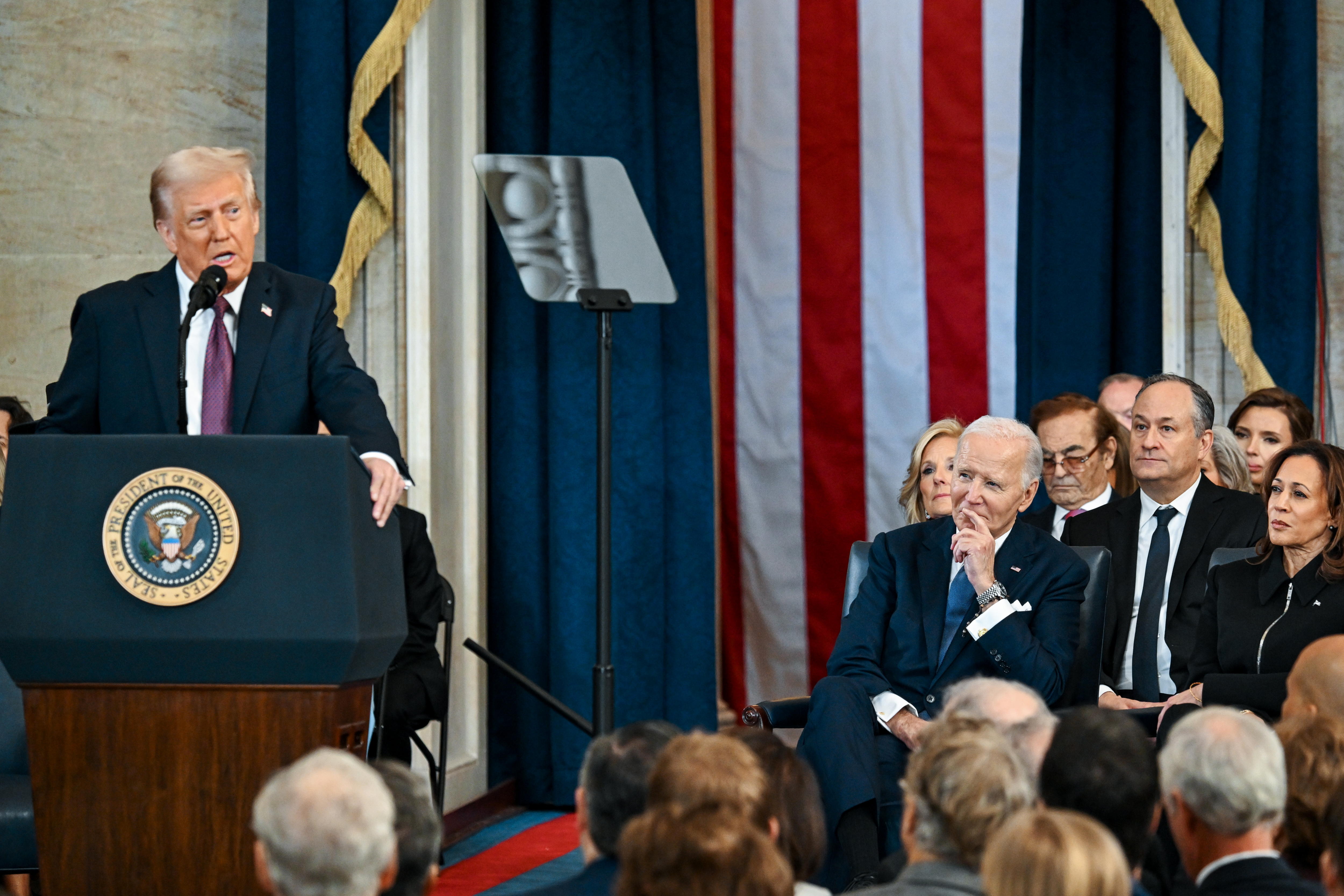Washington (United States), 20/01/2025.- Former US President Joe Biden, Second Gentleman Doug Emhoff and Vice President Kamala Harris listen to President Donald Trump during the inauguration of Donald Trump as the 47th president of the United States takes place inside the Capitol Rotunda of the U.S. Capitol building in Washington, D.C., USA, 20 January 2025. It is the 60th U.S. presidential inauguration and the second non-consecutive inauguration of Trump as U.S. president. (Estados Unidos) EFE/EPA/KENNY HOLSTON / POOL