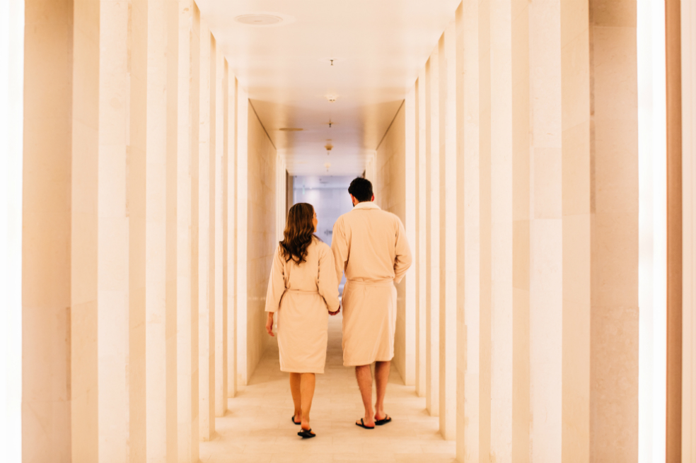 Noche de spa en parejaCortesía Hyatt BogotáAlojamiento para parejas: para quienes desean que la celebración se prolongue durante el día, el hotel tiene preparado un paquete romántico ideal. La estadía para los enamorados inicia con amenidades de bienvenida como un vino espumante, un ramo de rosas, el kit “Ritual de Amor” de Loto del Sur y una cena romántica, en el restaurante del hotel que la pareja desee. Al reservar este paquete, la pareja obtiene un desayuno a la habitación tipo buffet y un cupón de 10 % de descuento para un tratamiento en Zaitania Spa.