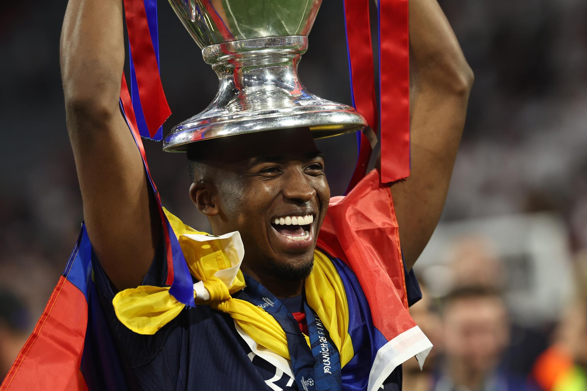 Munich (Germany), 01/06/2025.- Willian Pacho of PSG celebrates with the trophy after winning the UEFA Champions League final between Paris Saint-Germain and Internazionale Milano in Munich, Germany 31 May 2025. (Liga de Campeones, Alemania) EFE/EPA/FILIP SINGER
