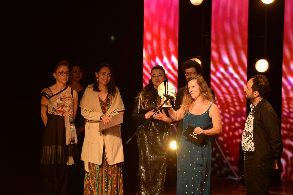 Mejor largometraje documental . Alis