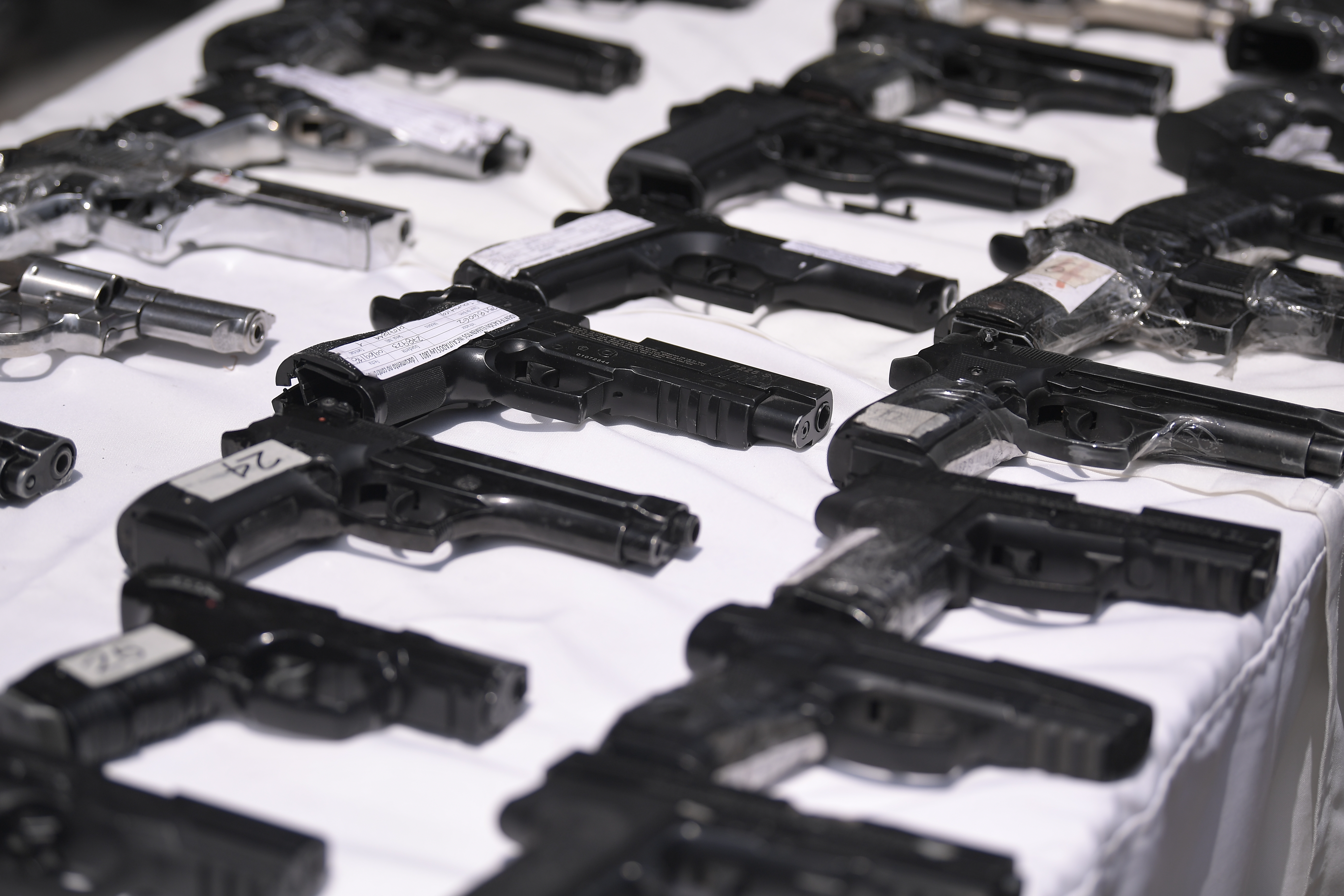La Policía Metropolitana de Bogotá presentó la incautación de armas que se han llevado a cabo desde enero hasta el 25 de octubre del 2022. En total fueron 261.868 armas blancas, 1.534 armas de fuego tipo neumáticas, traumáticas y de fogueo, las cuales llevaron a la captura 6.020 personas por el delito de hurto.  En lo corrido del año, en Bogotá se han capturado 2.676 personas por el delito de lesiones personales, quienes en su mayoría han sido por tener en su poder este tipo de armas. Asimismo, la Policía ha capturado 437 personas por el delito de homicidio, quienes también llevaban algunos de estos elementos.