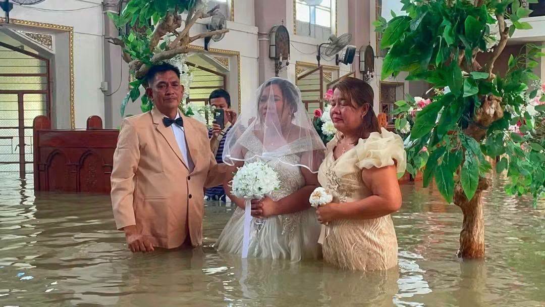 Pareja se casa en medio de una iglesia inundada en Filipinas