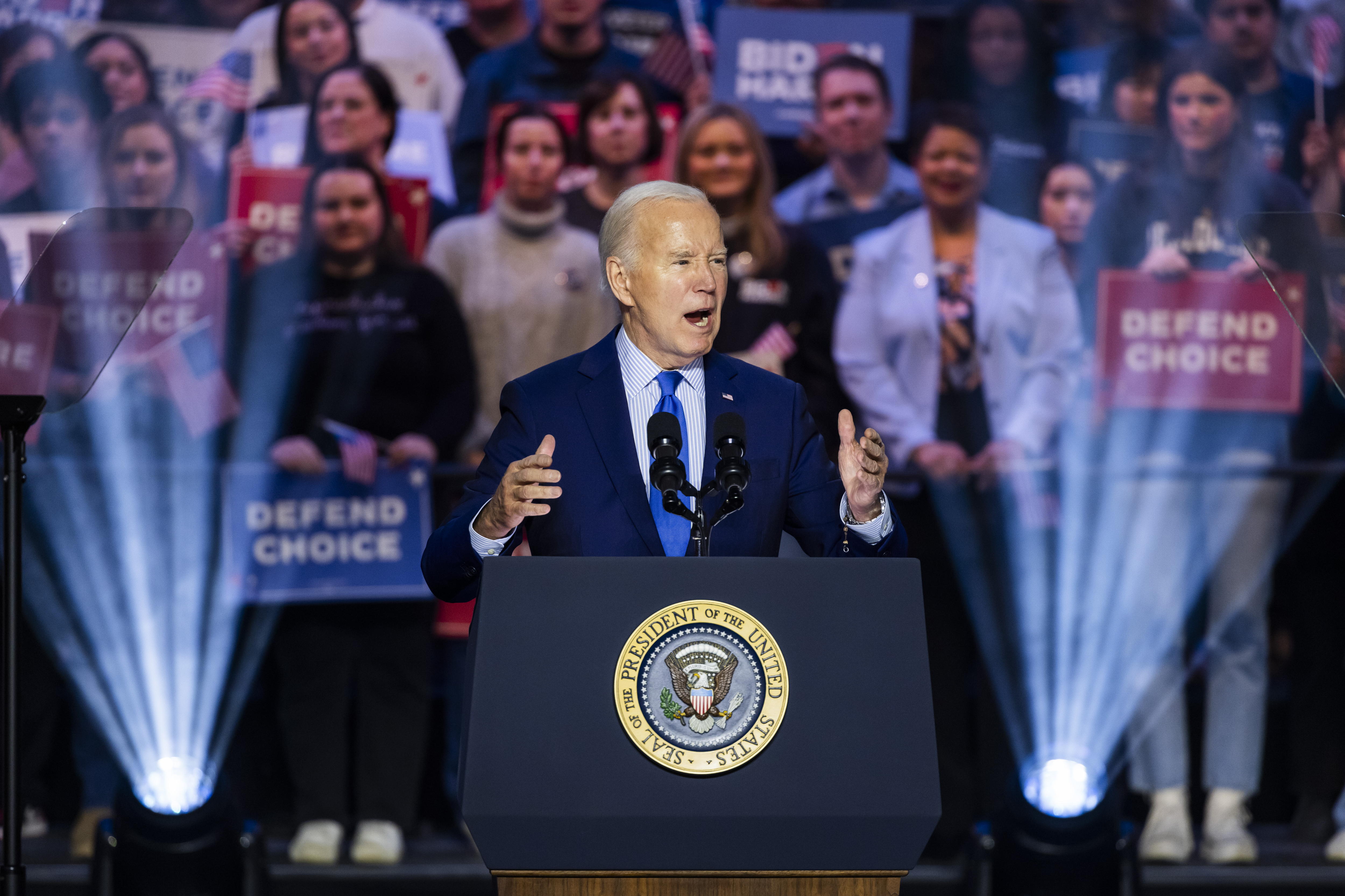 Manassas (United States), 23/01/2024.- US President Joe Biden speaks at a campaign rally for abortion rights at George Mason University in Manassas, Virginia, USA, 23 January 2024. The rally comes one day after the 51st anniversary of the Supreme Court's Roe v. Wade decision, which the high justices overturned in 2022. EFE/EPA/JIM LO SCALZO