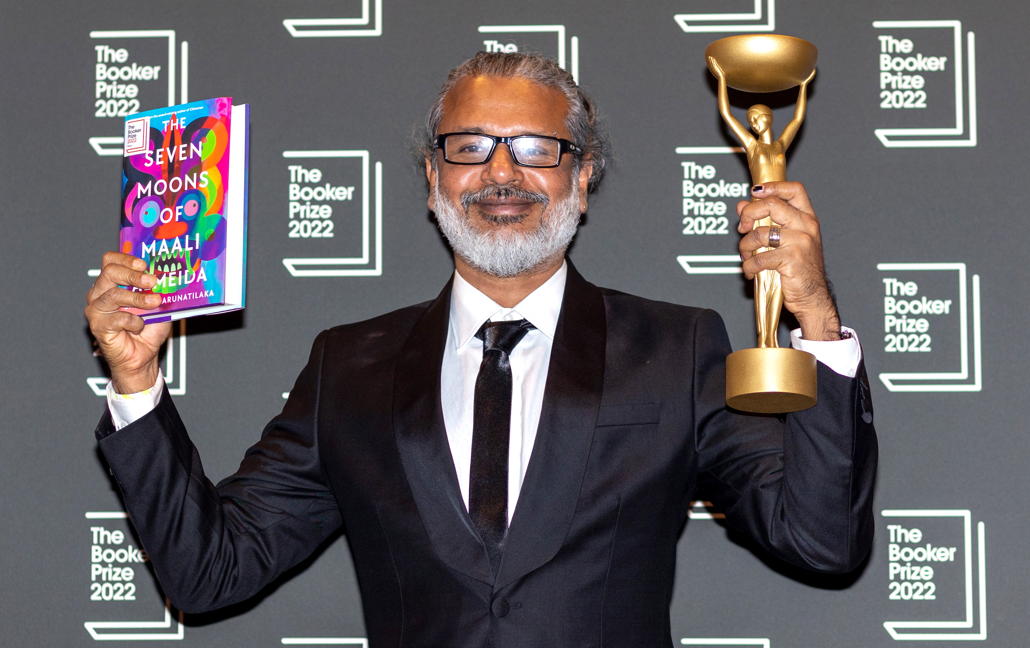 El esrilanqués Shehan Karunatilaka recibe el premio Booker de literatura