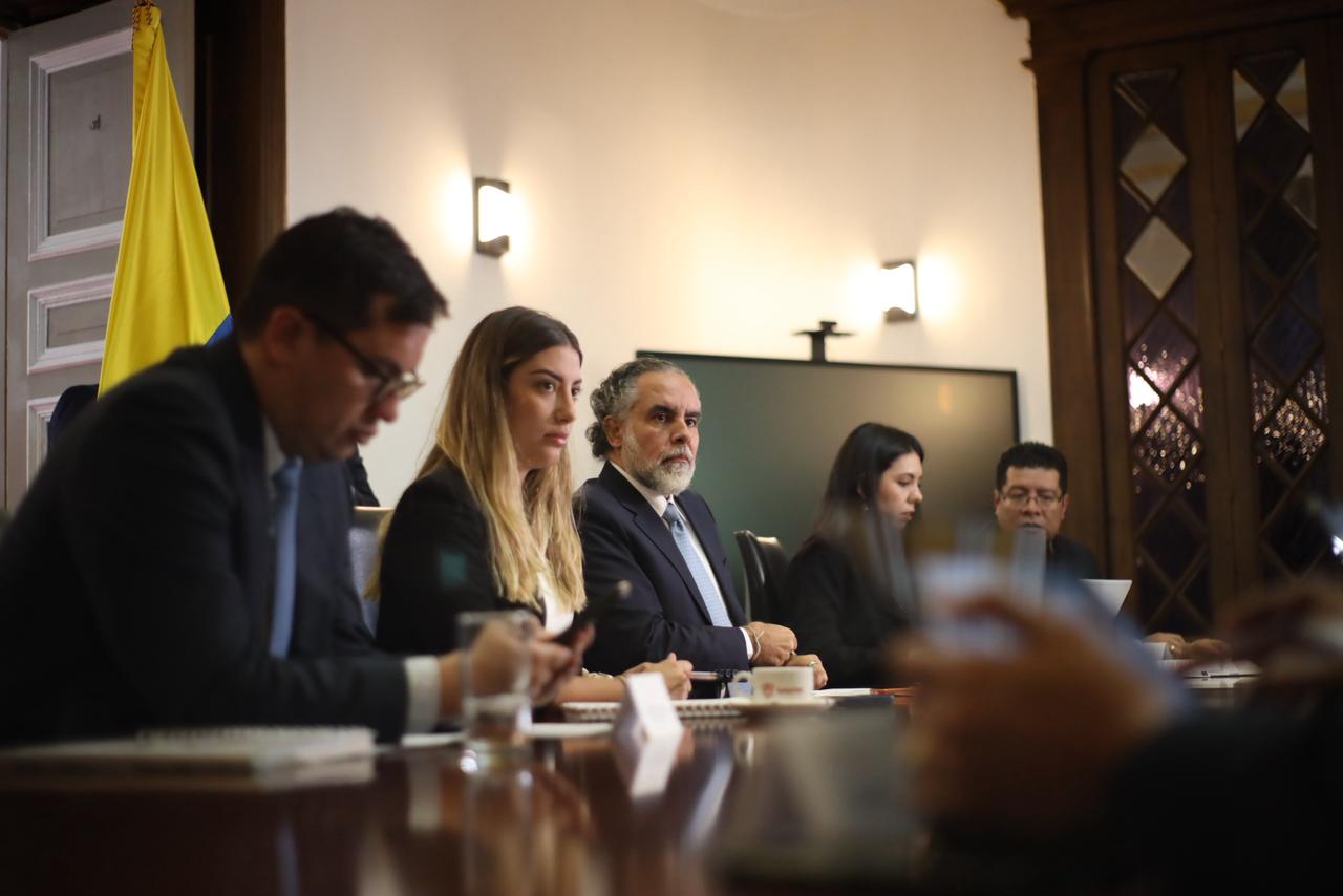 Fortalecimiento de pie de fuerza y pullas a la Corte: así fue el Comité de Protección