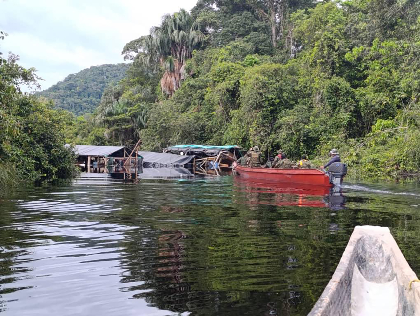 Militares de Venezuela destruyen un campamento de minería ilegal en el Amazonas