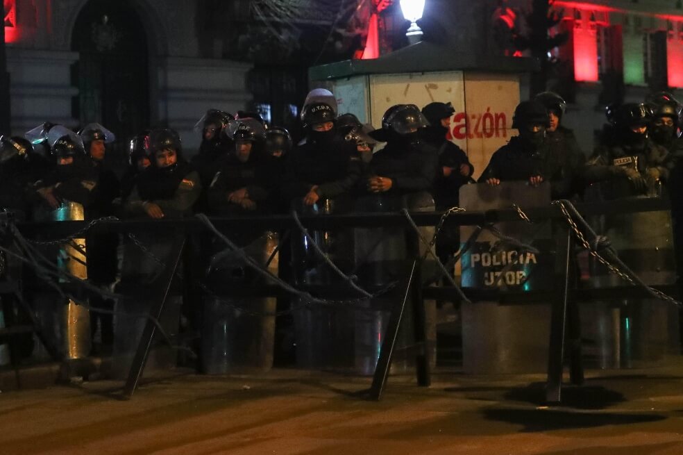 Policías se amotinan en tres ciudades de Bolivia