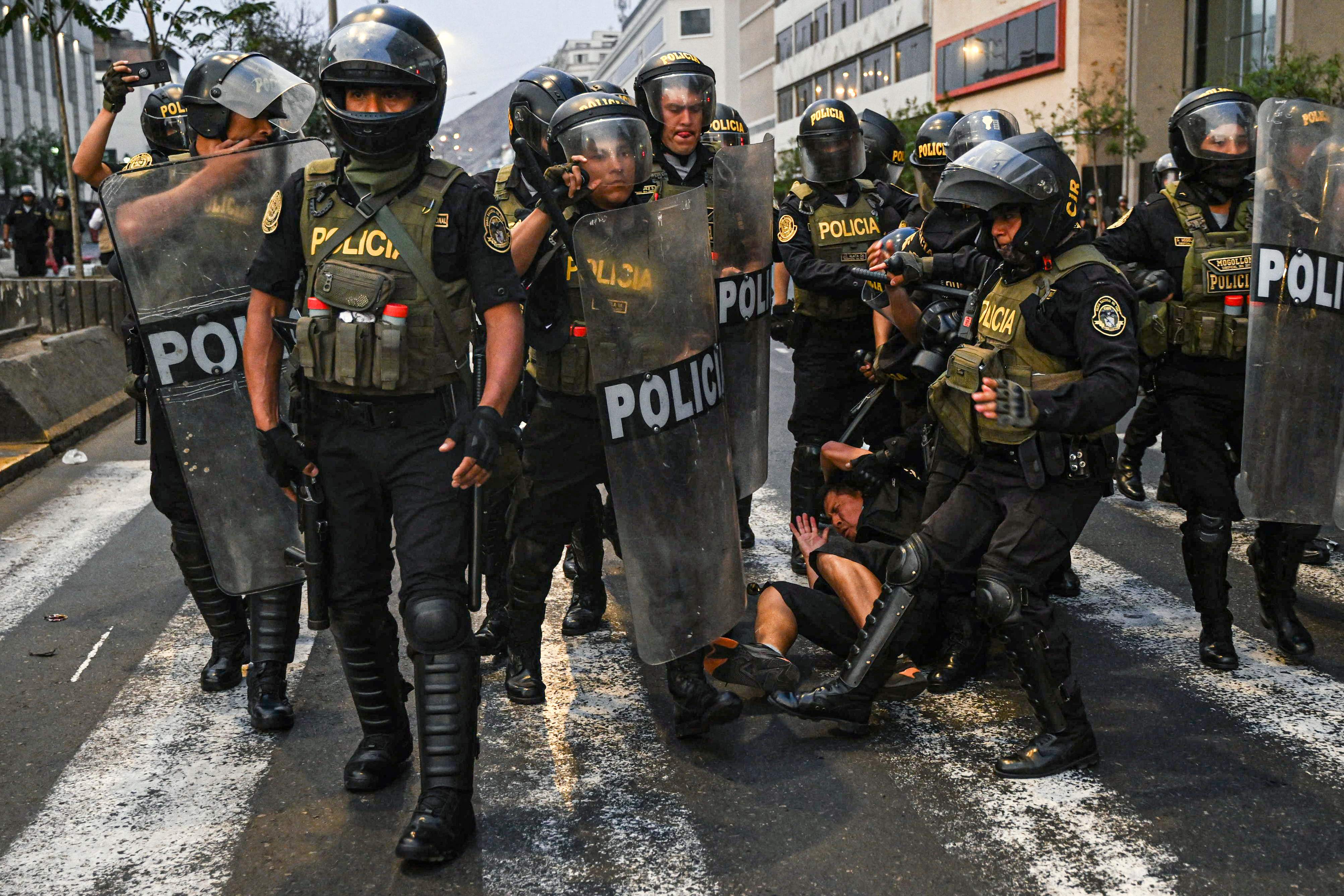 ¿Qué pasa en Perú? Castillo insiste en asilo en México, protestas e incertidumbre