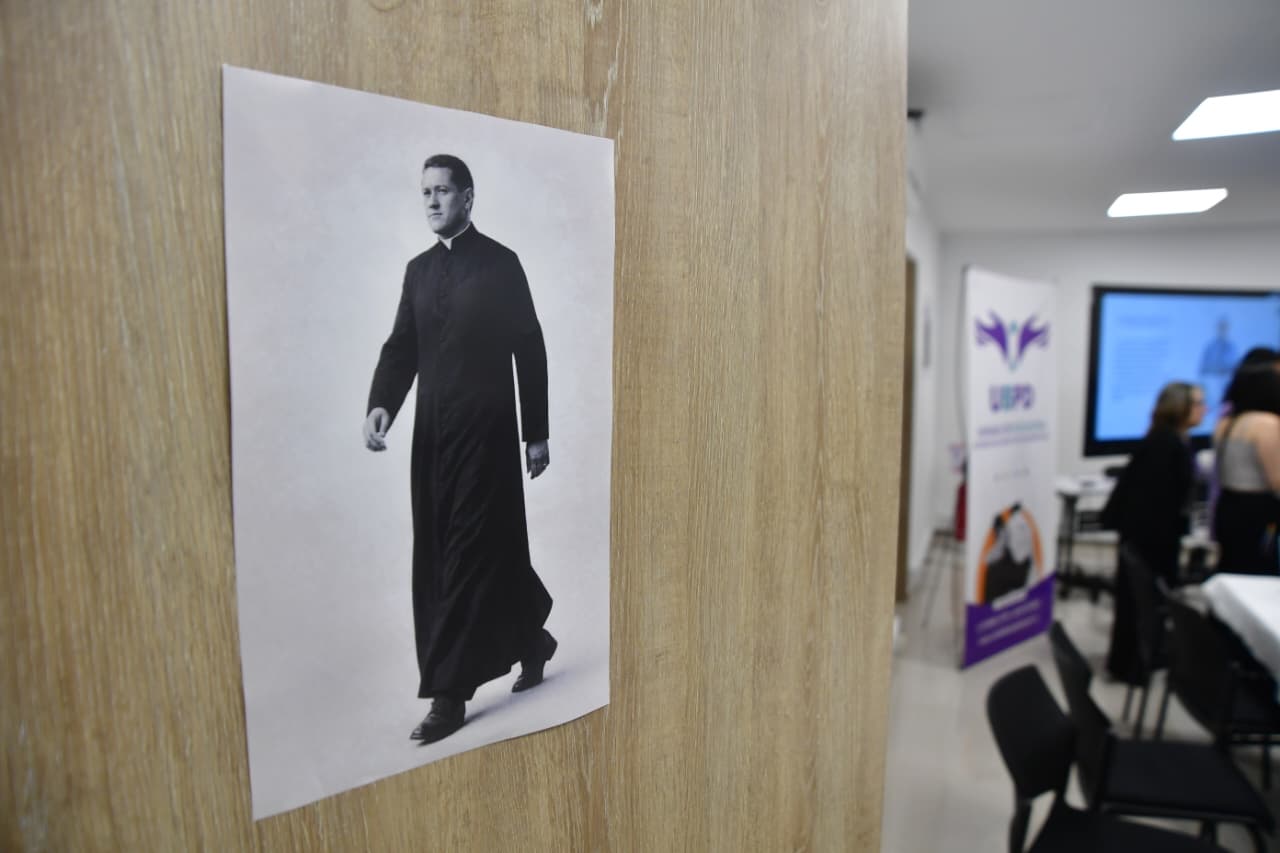 La imagen de Camilo Torres en una de las oficinas de la Unidad de Búsqueda de Personas Dadas por Desaparecidas (UBPD) durante la rueda de prensa en la que se confirmó el hallazgo de su cuerpo.