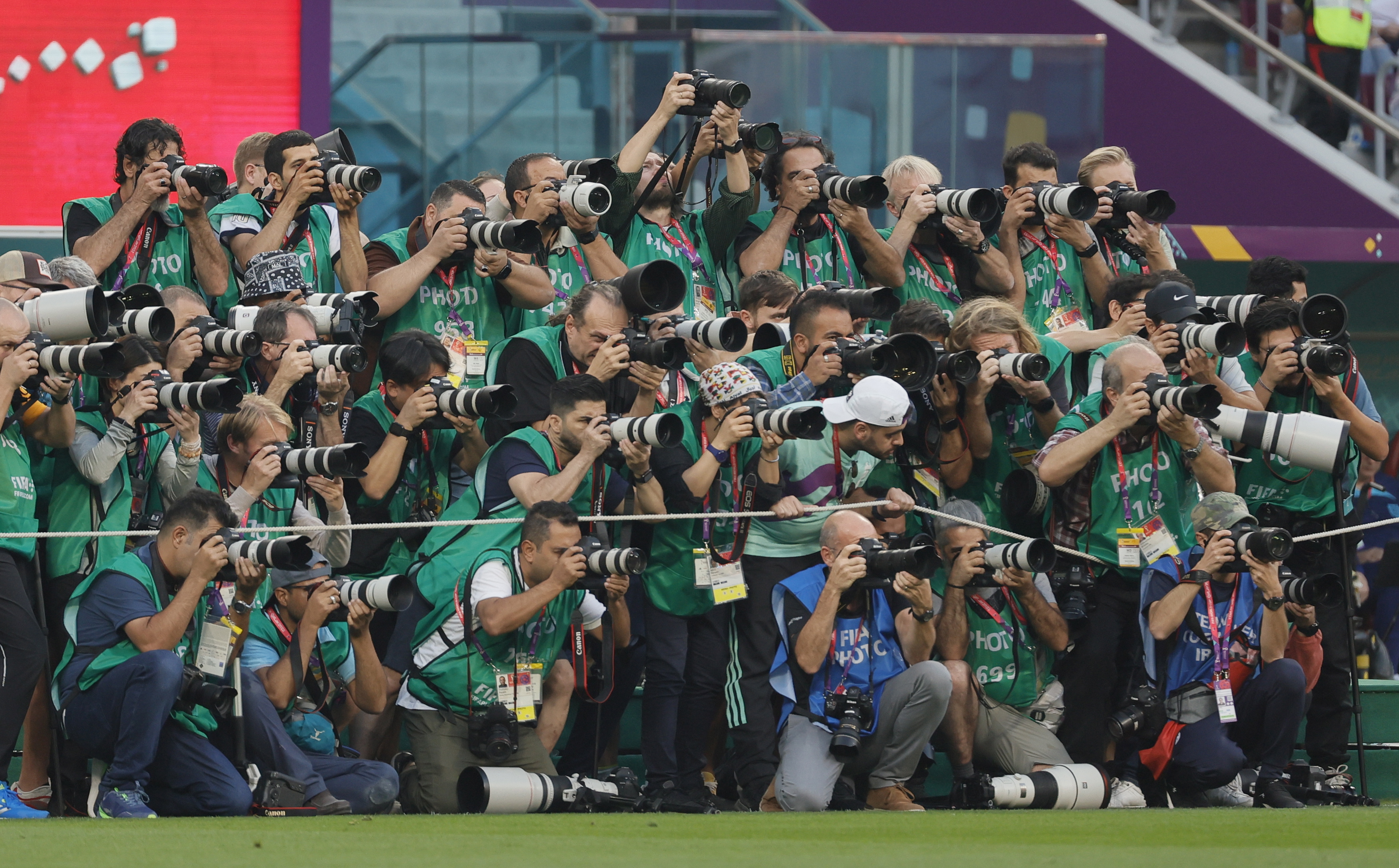 Doha (Qatar), 21/11/2022.- Photographers take pictures before the FIFA World Cup 2022 group B soccer match between England and Iran at Khalifa International Stadium in Doha, Qatar, 21 November 2022. (Mundial de Fútbol, Catar) EFE/EPA/Ronald Wittek