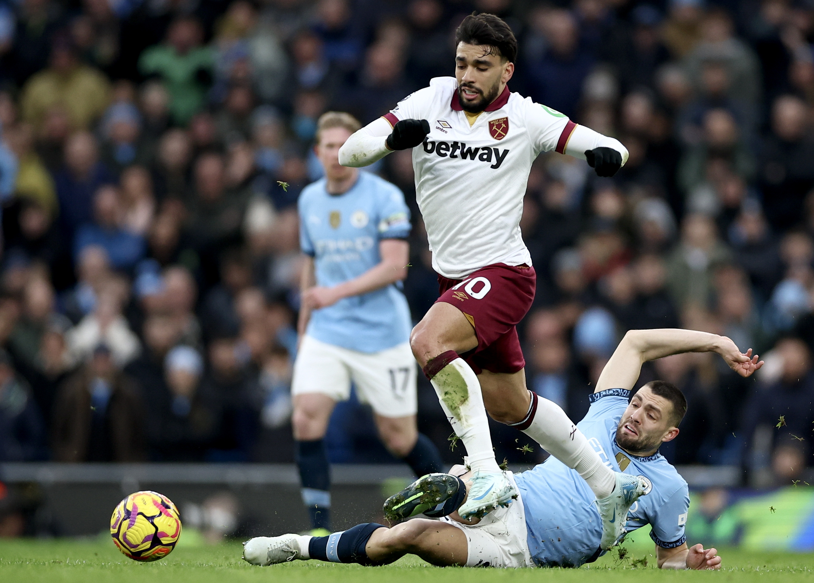 Manchester (United Kingdom), 04/01/2025.- Mateo Kovacic (R) of Manchester City in action against Lucas Paqueta (L) of West Ham United during the English Premier League match between Manchester City and West Ham United, in Manchester, Britain, 04 January 2025. (Reino Unido) EFE/EPA/ADAM VAUGHAN EDITORIAL USE ONLY. No use with unauthorized audio, video, data, fixture lists, club/league logos, 'live' services or NFTs. Online in-match use limited to 120 images, no video emulation. No use in betting, games or single club/league/player publications.