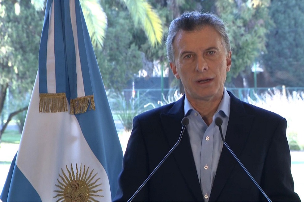 Macri reducirá su gobierno a la mitad para afrontar crisis económica