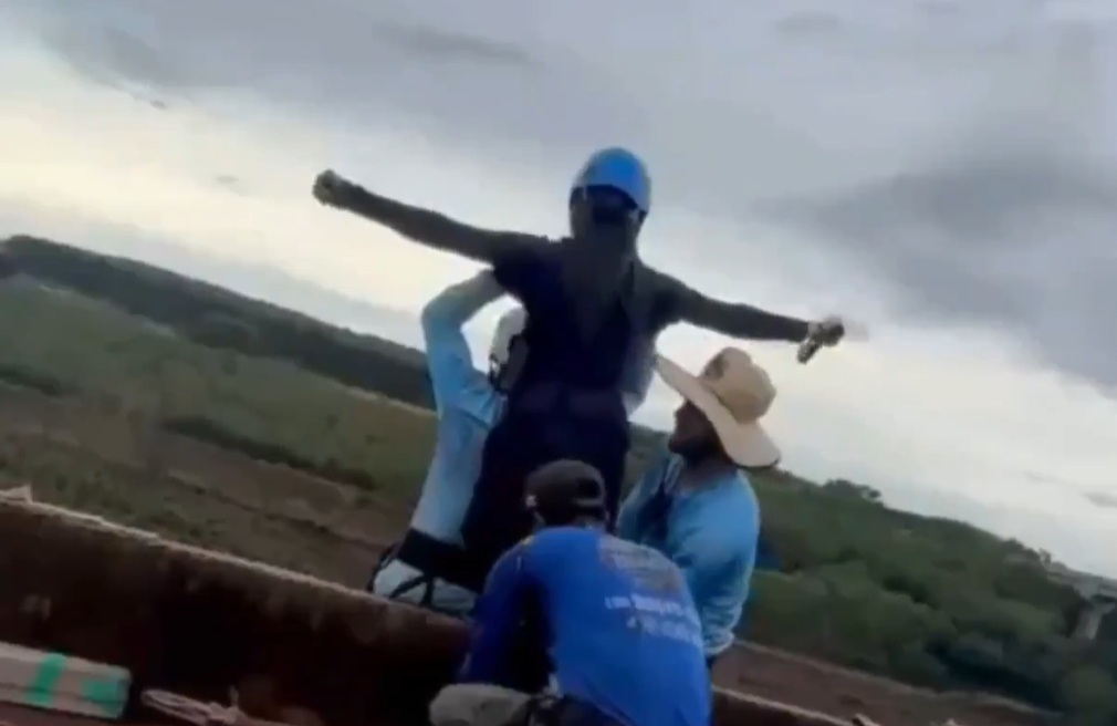 Mujer que quería hacer “bungee jumping” murió tras ser lanzada sin una cuerda en Brasil