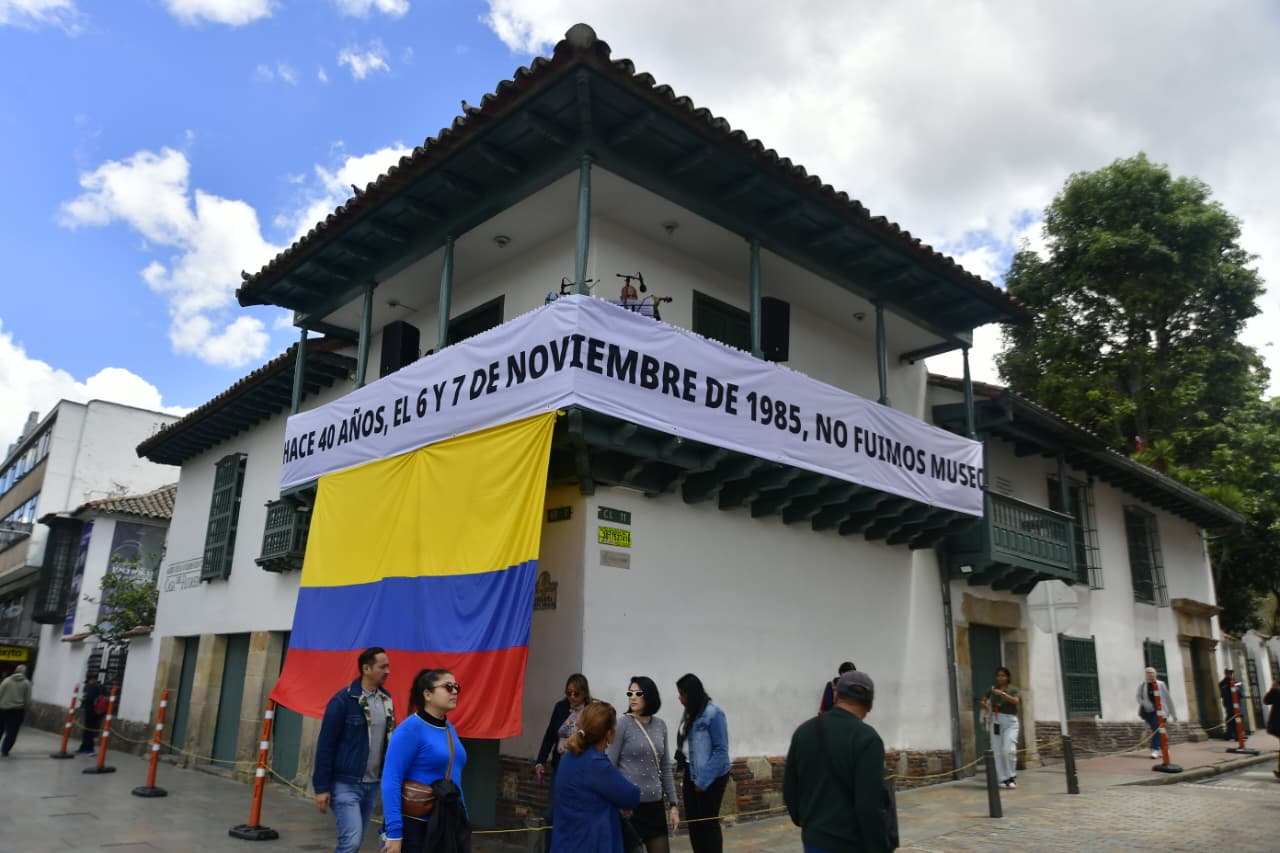 Un centenar de personas murieron en ese holocausto, incluidos 11 magistrados de las altas cortes. Al menos 11 más fueron desaparecidas y otras tantas fueron llevadas a la Casa del Florero, interrogadas y torturadas durante horas.