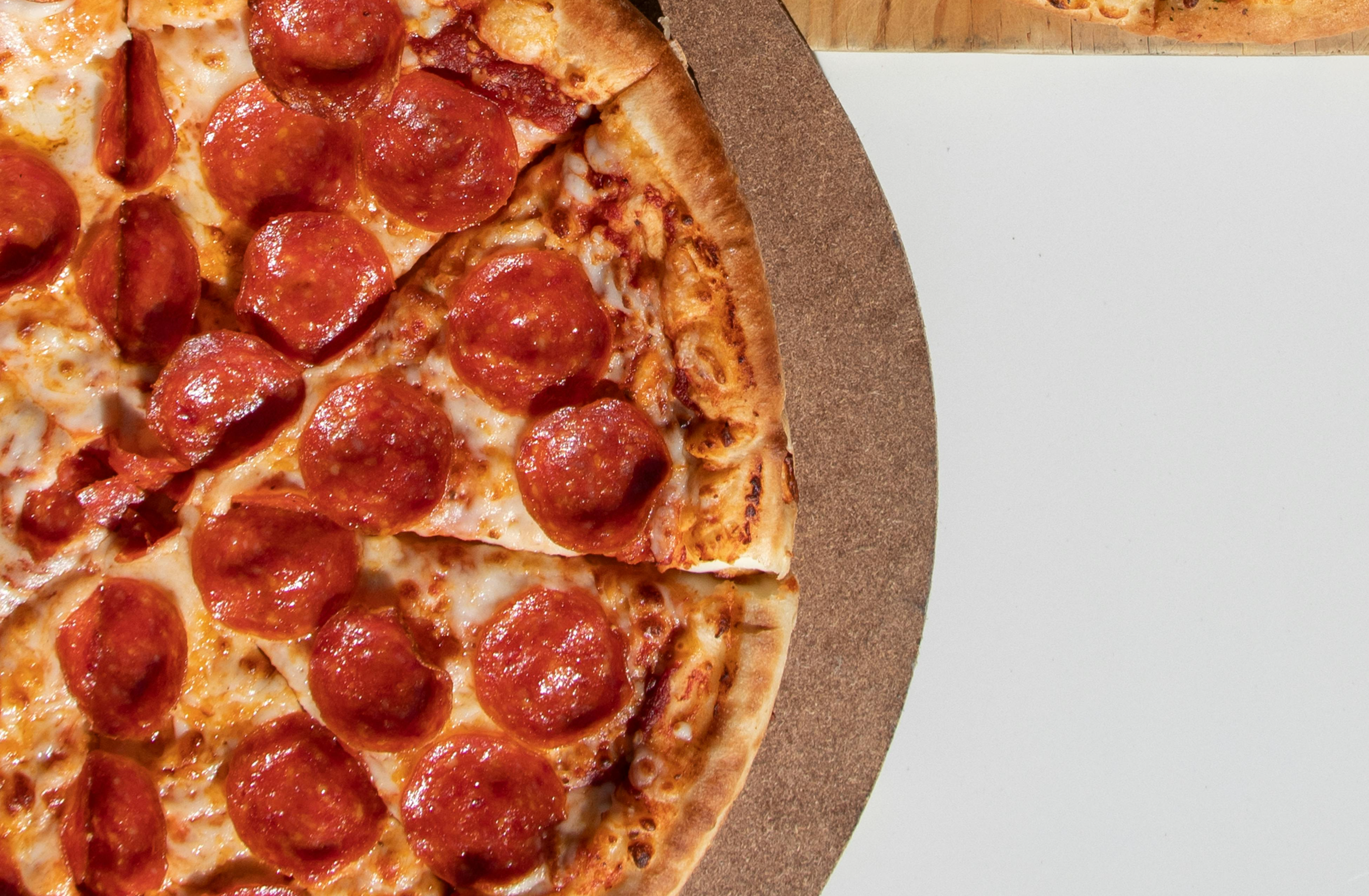 Este es el paso a paso para preparar una pizza con tortillas