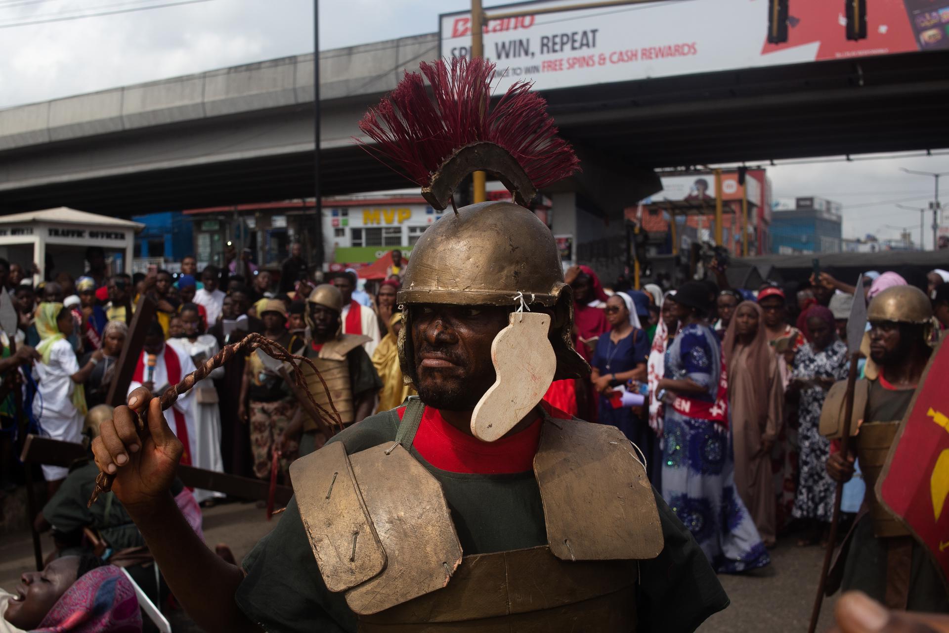 LAGOS (Nigeria), 18/04/2025.- A man dressed as a Roman soldier takes part alongside members of St. Leo Catholic Church in the Stations of the Cross procession on Good Friday in Ikeja, Lagos, Nigeria, 18 April 2025. Good Friday is a religious holiday observed by Christians, commemorating the crucifixion of Jesus Christ during Easter Week. EFE/EPA/EMMANUEL ADEGBOYE
