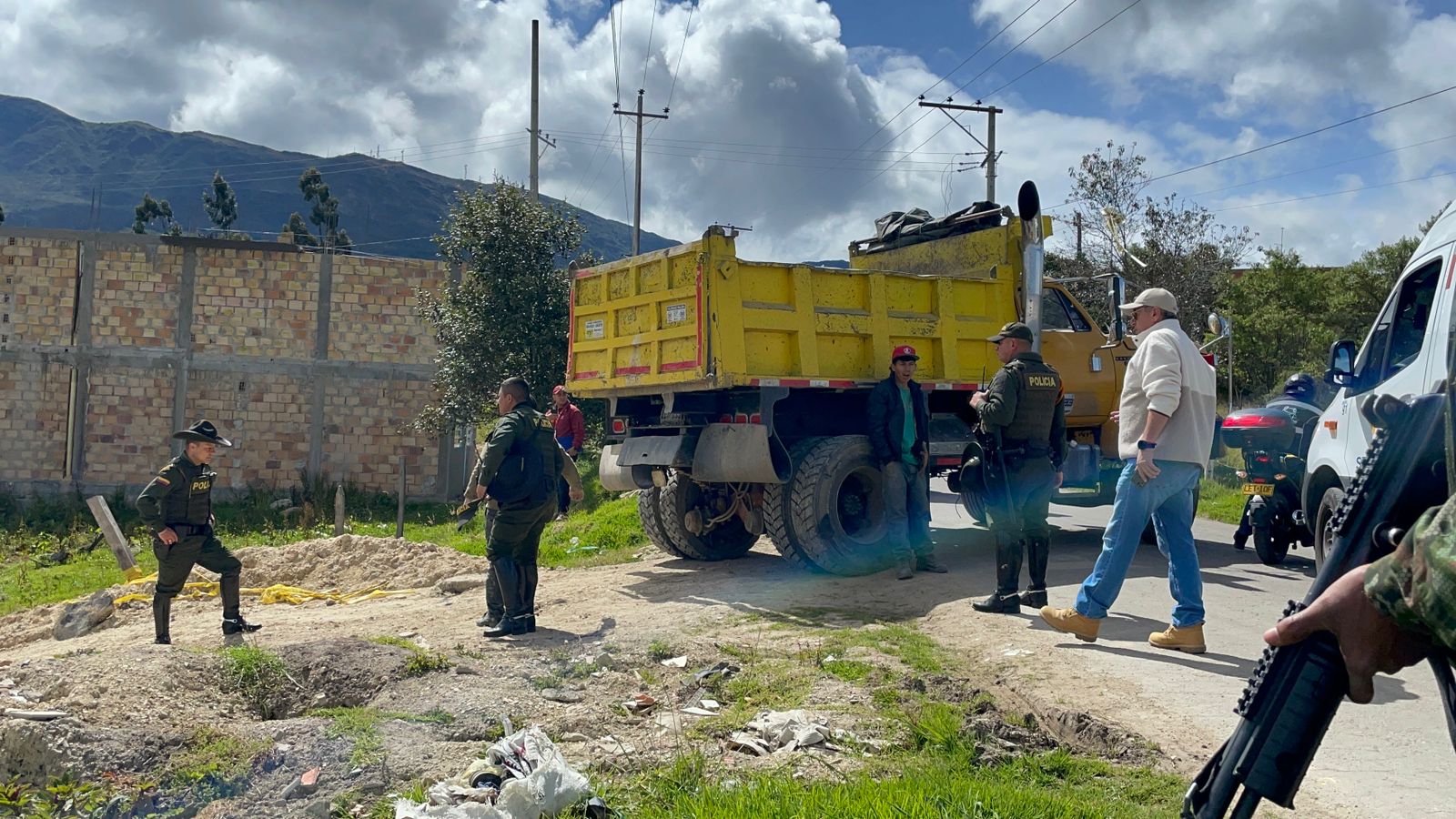 Pillan a sujetos botando escombros en zona rural de Bogotá y se ganaron su sanción