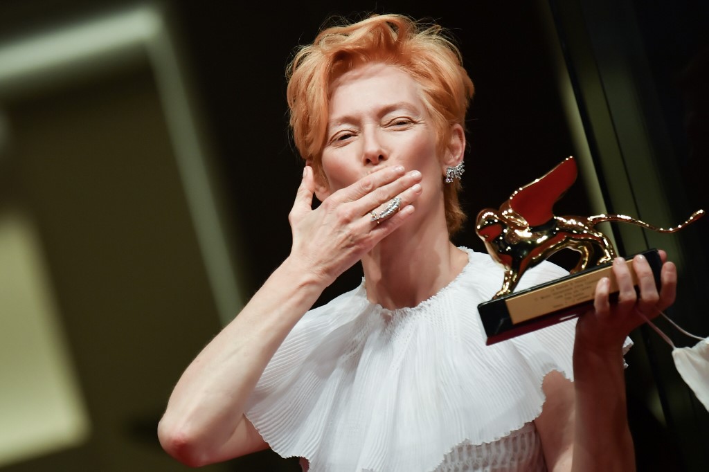 Tilda Swinton con el León de Oro.