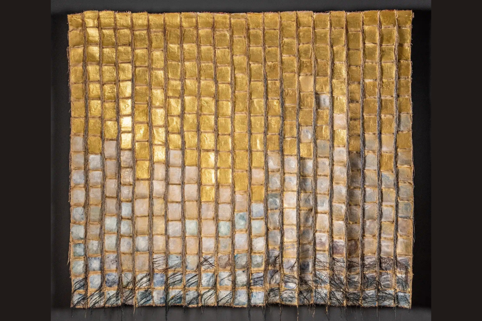 Más de 20 obras de Olga Anmaral que están laminadas en oro y plata estarán expuestas en Casas MAS.