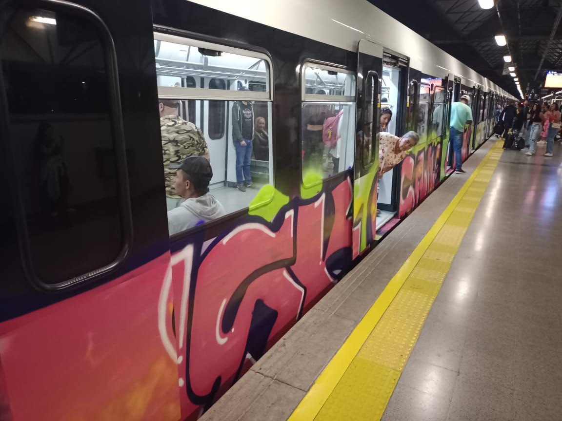 La polémica por la aparición de un graffiti en el metro de Medellín