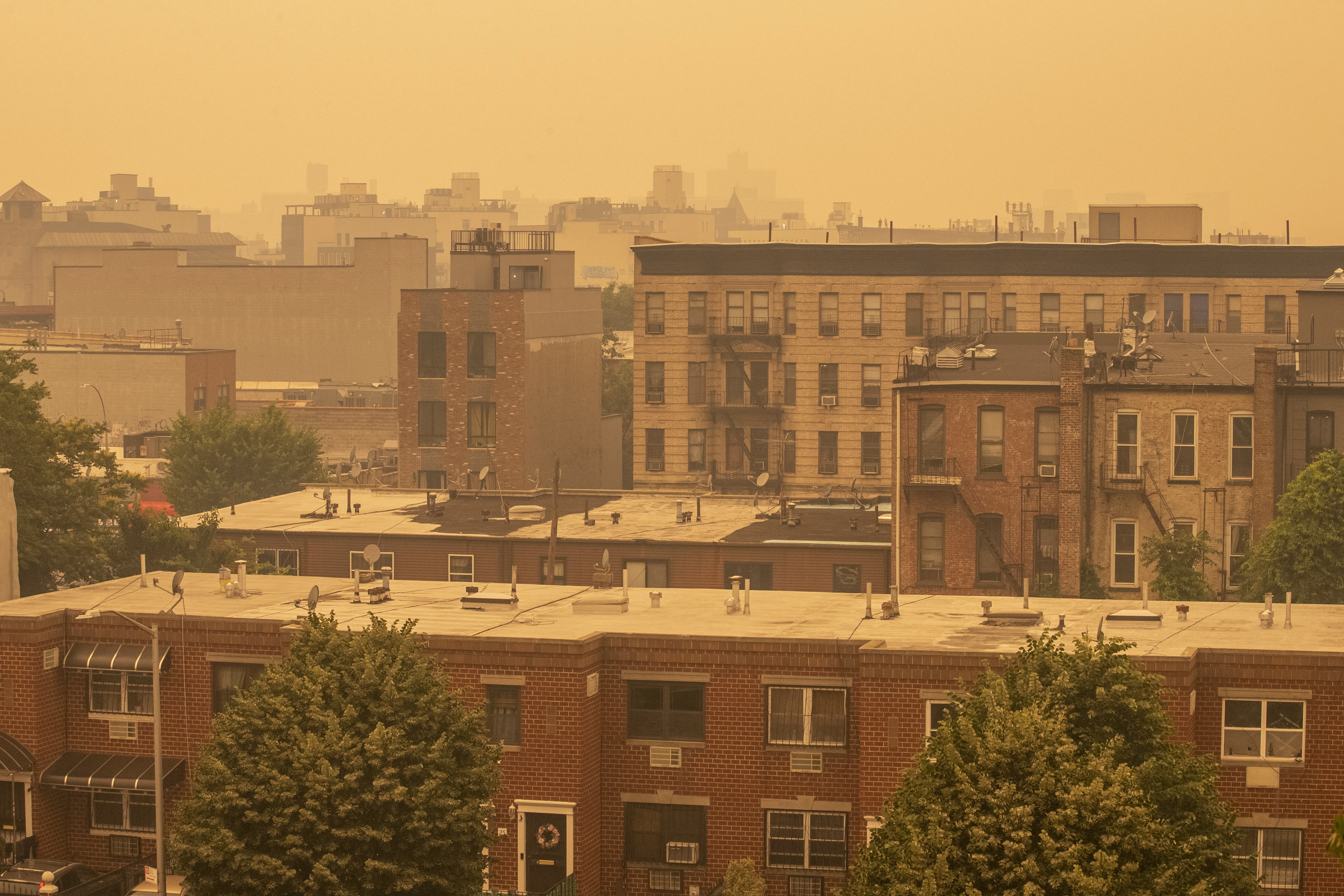 New York (United States), 07/06/2023.- Smoke as a result from Canadian wildfires engulfs the New York area, making it the worst air quality in the world at the moment, as seen in the Brooklyn borough of New York, New York, USA, 07 June 2023. An air quality alert was issued for the whole of New York City and is also affecting large portions of the northeastern United States. (Incendio, Estados Unidos, Nueva York) EFE/EPA/SARAH YENESEL