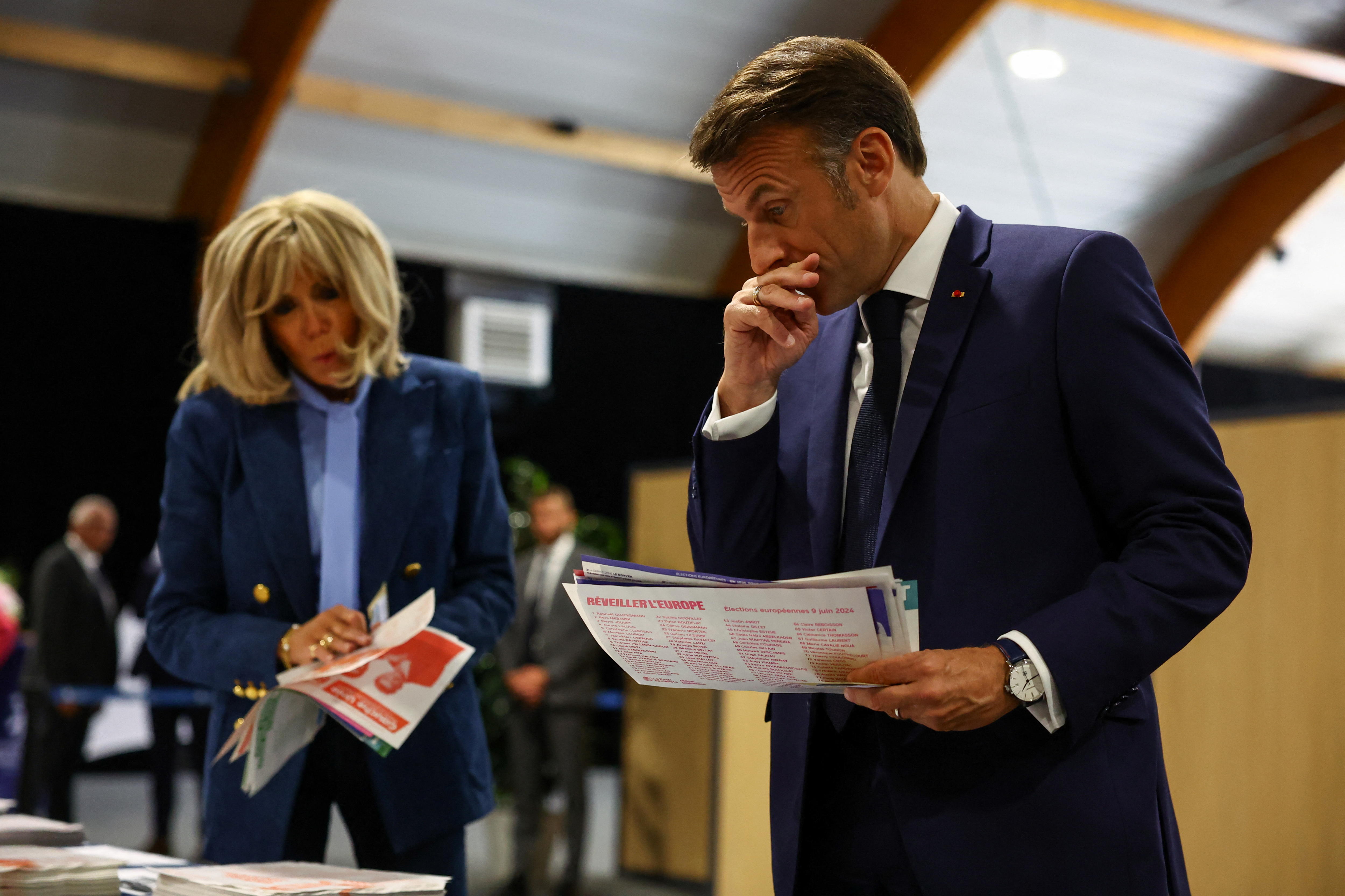 Le Touquet-paris-plage (France), 09/06/2024.- French President Emmanuel Macron and his wife Brigitte Macron vote during the European Parliament election, at a polling station in Le Touquet-Paris-Plage, France, 09 June 2024. (Elecciones, Francia) EFE/EPA/Hannah McKay / POOL MAXPPP OUT