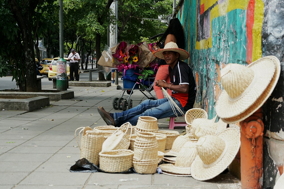 Felipe Romero, indígena Yukpa, vende sus artesanías en Bucaramanga. Foto: Daniela Quintero Díaz