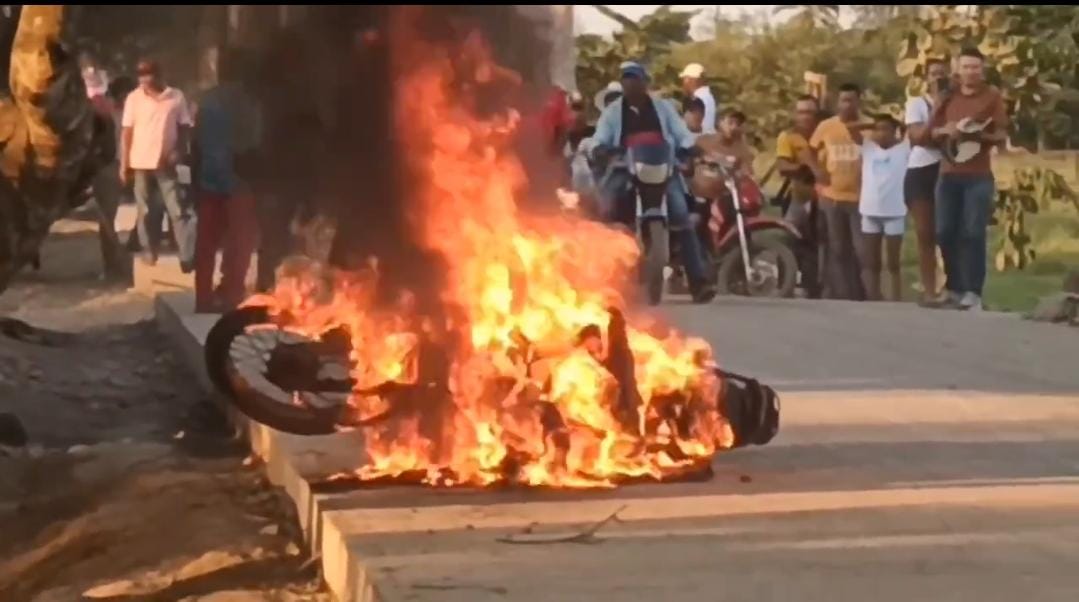 Mujer le quemó la moto a su esposo tras descubrir presunta infidelidad (video)