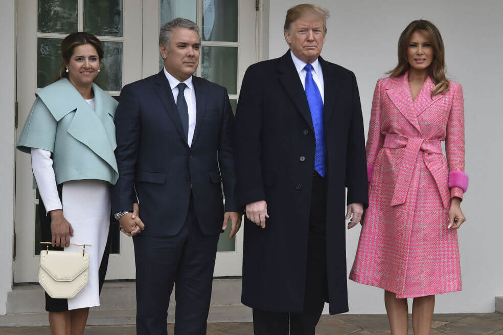 Las críticas al vestido de la primera dama de Colombia se tomaron las redes y eclipsaron asuntos claves que ocurrieron en el encuentro de María Juliana Ruiz y Melania Trump. / AFP