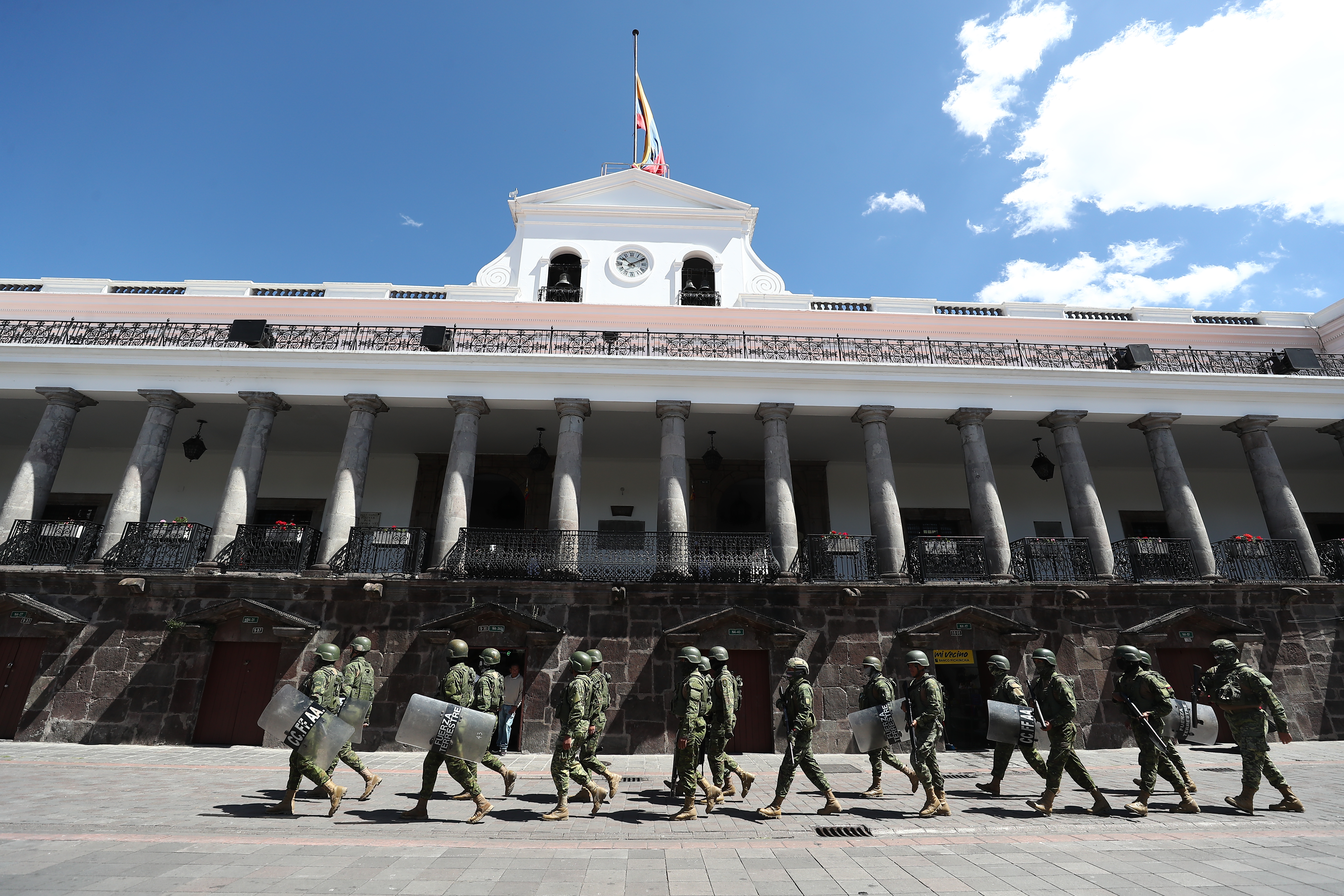 AME9582. QUITO (ECUADOR), 10/08/2023.- Militares participan en la ceremonia de conmemoración del primer grito de la independencia, hoy, en Quito (Ecuador). En el día que debía celebrar un año más de su primer grito de independencia, Ecuador permanece bajo la conmoción, el luto y la indignado por el asesinato del candidato presidencial Fernando Villavicencio, periodista y exasambleísta, que ofrecía para su eventual Gobierno mano dura contra la delincuencia, el narcotráfico y la corrupción. EFE/ José Jacome