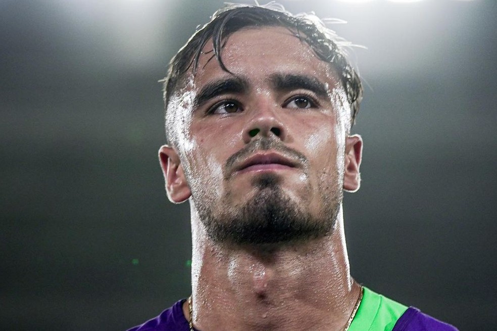 Tomás tiene 20 años y siguió los pasos de su padre Juan Pablo Ángel. El joven se ha convertido en todo un goleador del combinado colombiano. ¡Qué guapo!