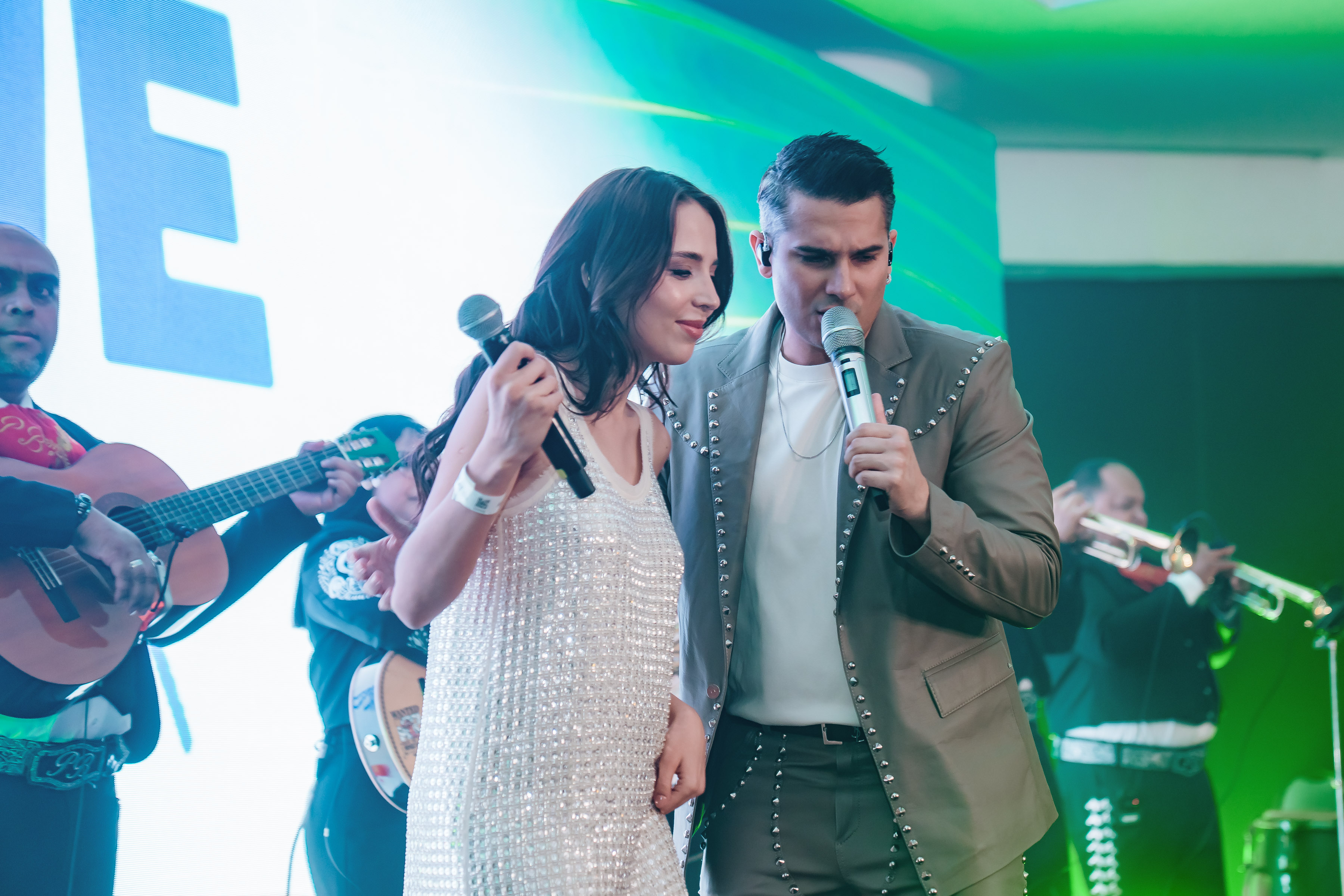 Pipe Bueno y Majo Aguilar en la inauguración de los Premios Heat 2025