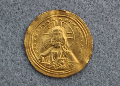 Encuentran una moneda del Imperio Bizantino con la cara de Jesucristo