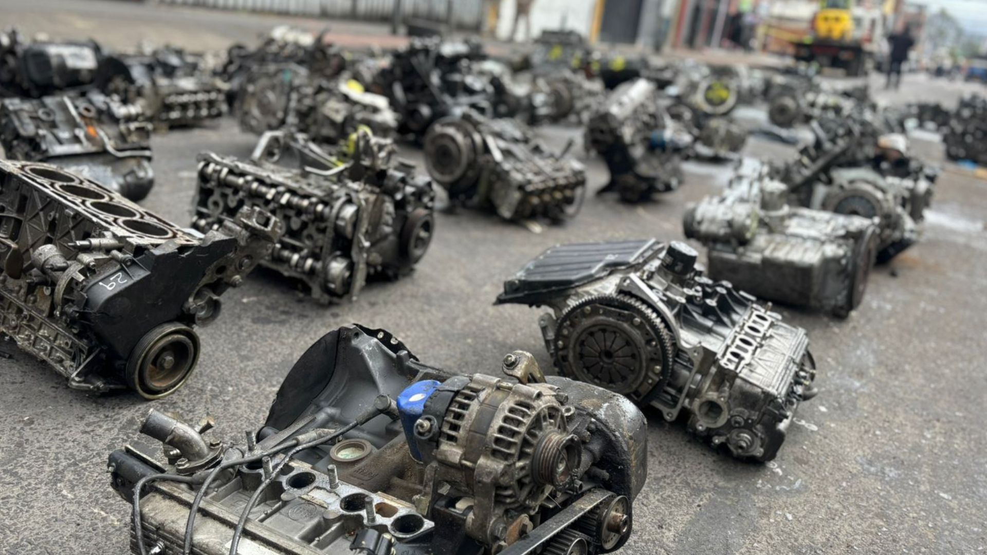 Golpe a la venta ilícita de autopartes: incautan más de 150 motores robados