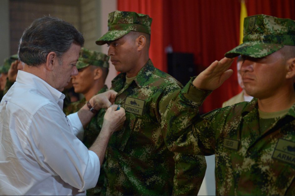 Santos promete que beneficios legales a guerrilleros también se aplicarán a militares