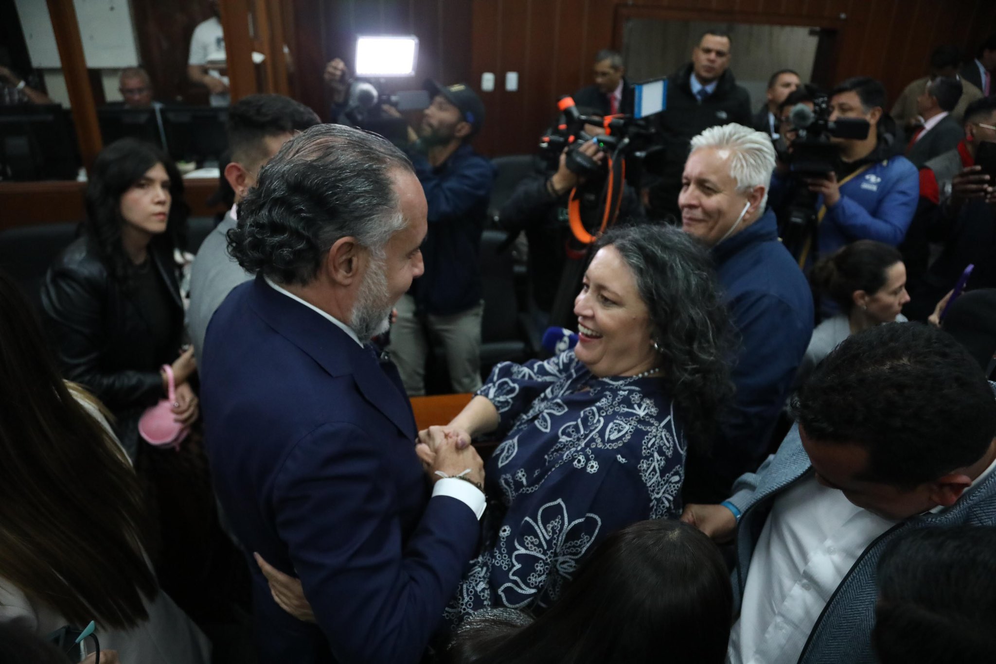 “Decretazo salvaje”: así fue el cruce de mensajes entre Lozano y Benedetti