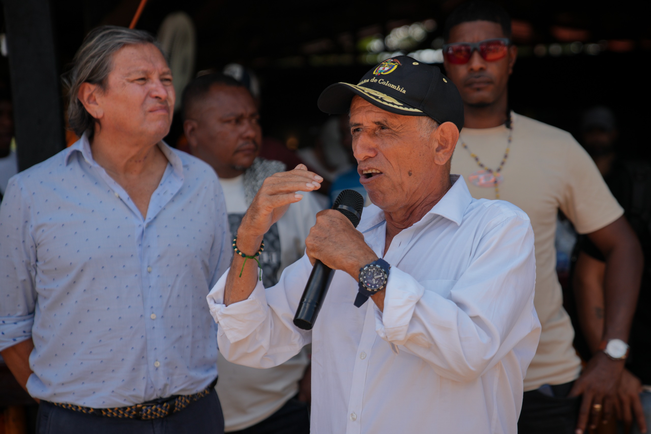 Walter Mendoza, jefe de la disidencia conocida como Coordinadora Nacional Ejército Bolivariano (CNEB), y Armando Novoa (fondo, izquierda), durante una reunión en Chimbuza.