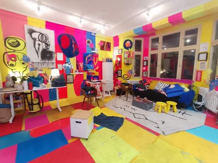 El taller de la artista Carolina Amaya es una exlosión de color