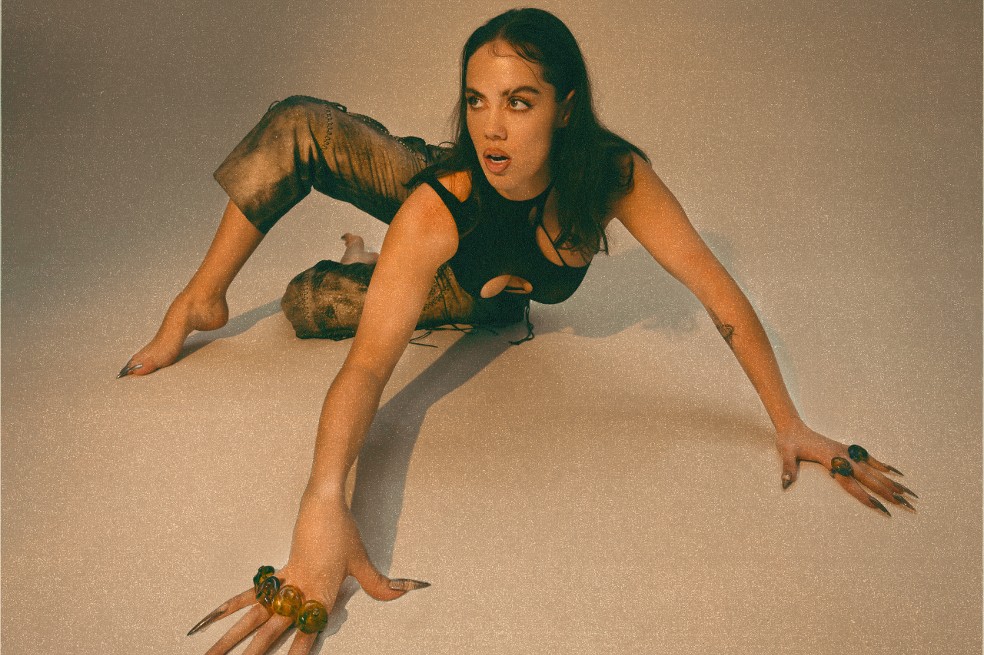 Drea Dury, la reina del “Criollan Ellegance”, lanza su EP “Palmera Nights: INTRO”