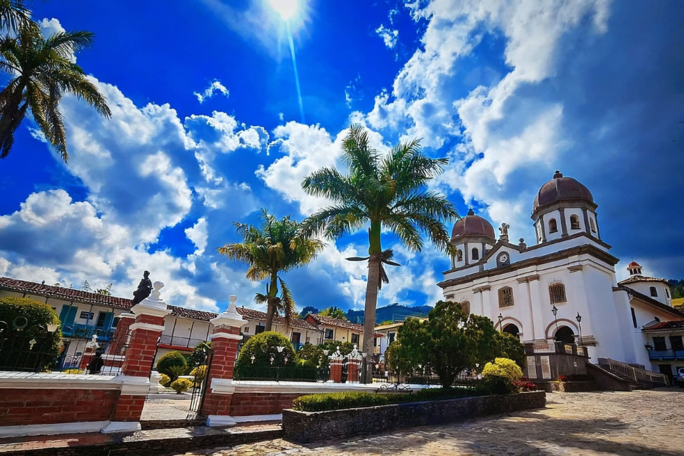 El abogado que peleó con Dios y ganó una demanda para salvar una iglesia en Antioquia