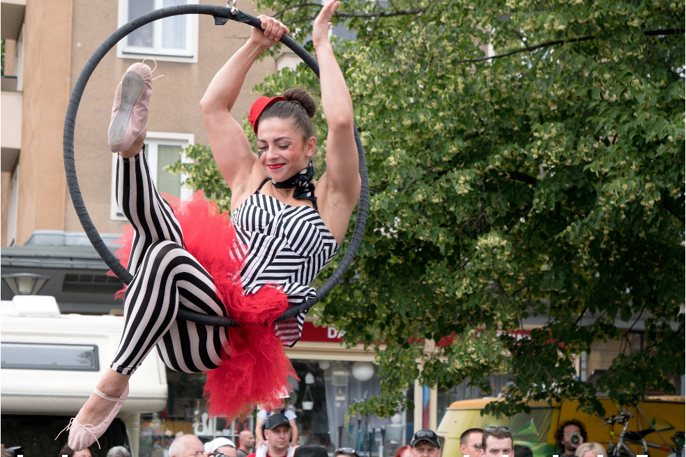 Un circo lleva comida y arte a barrios afectados por la cuarentena en Bogotá