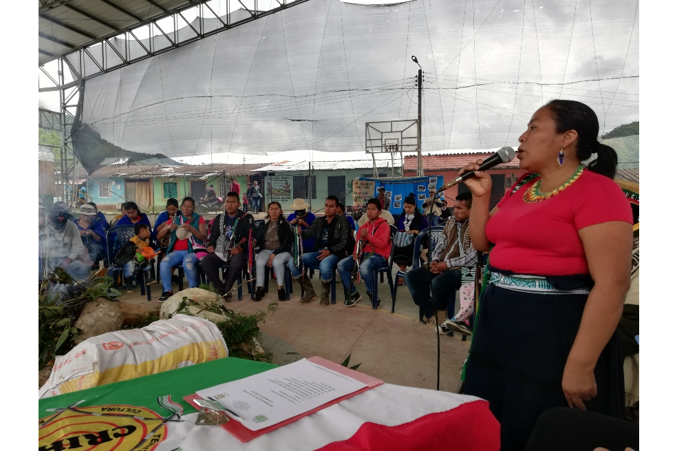 La reunión se realiza en una plaza central ambientada por la música y las danzas propias del pueblo Nasa.