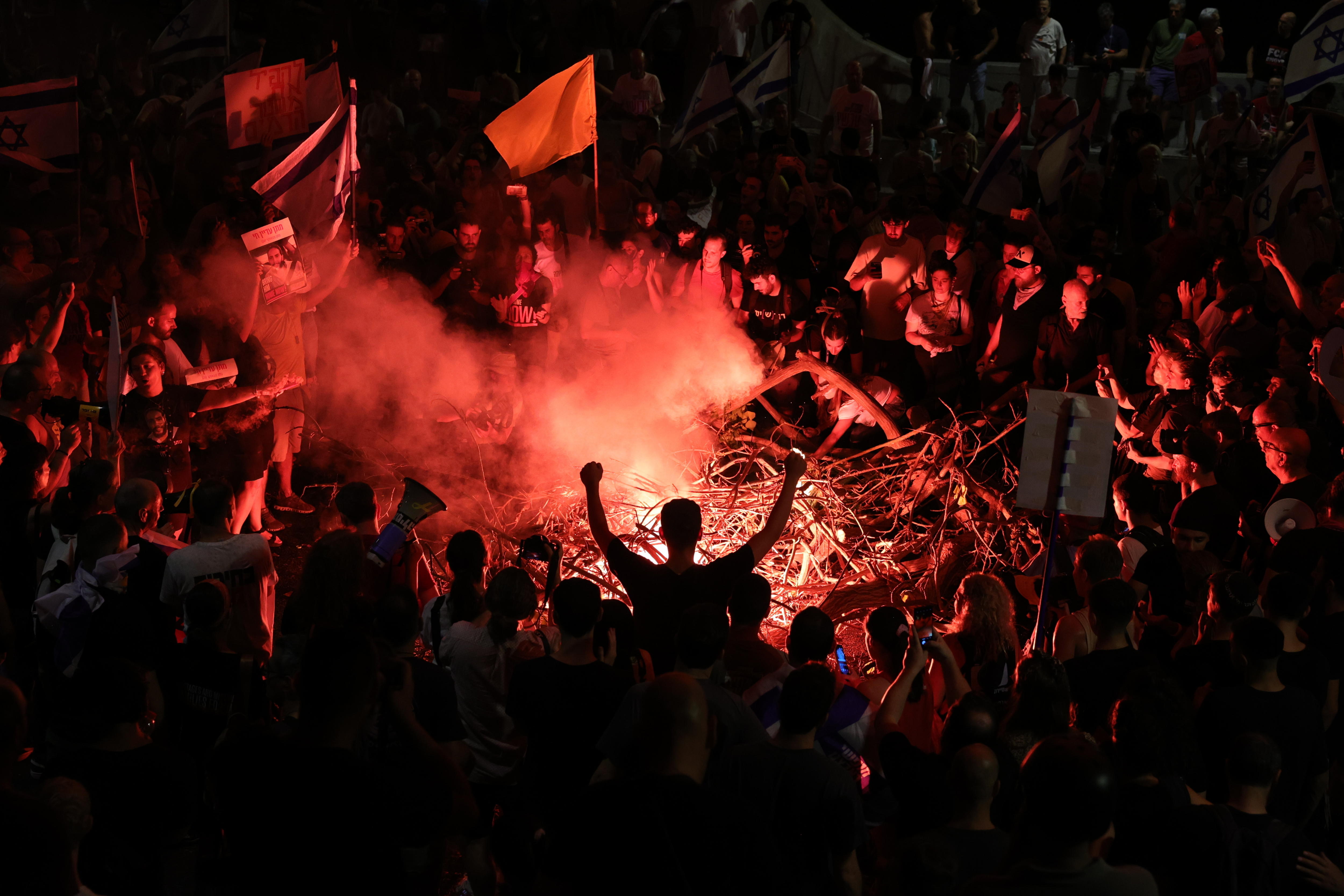 Tel Aviv (Israel), 01/09/2024.- Demonstrators supporting the families of Israeli hostages held by Hamas in Gaza light bonfires as they block the Ayalon main highway during a protest rally in Tel Aviv, Israel, 01 September 2024. Demonstrators called on Israeli Prime Minister Netanyahu to 'immediately' sign a hostage deal. The Israeli military announced on 01 September that six Israeli hostages - Ori Danino, Alex Lubnov, Hersh Goldberg-Polin, Almog Sarusi, Eden Yerushalmi and Carmel Gat - have been killed by Hamas and were found dead by Israeli forces in an underground tunnel in the Gaza Strip. According to the Israeli Defence Forces (IDF), 101 Israeli hostages remain in captivity in the Palestinian enclave. Israeli trade unionist chairman of Histadrut, Arnon Bar-David, called for a general strike starting 02 September following the news of the death of the six abductees. Rallies in Israel have been critical of the Israeli government's handling of the crisis, demanding the immediate release of all hostages. (Protestas) EFE/EPA/ABIR SULTAN